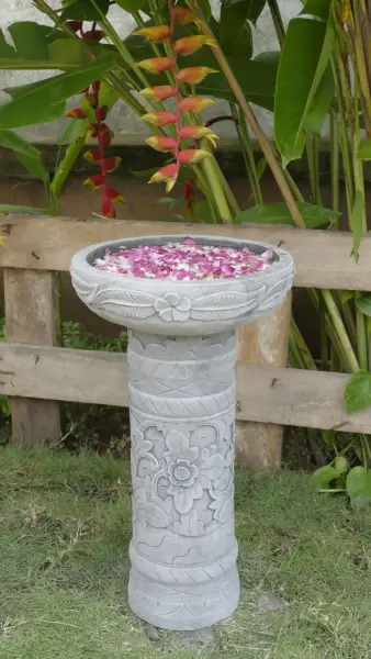 Artikelbild 2 des Artikels “Jakarta - Schale mit Blumenmotiv, Frangipani,  Ø 30 cm | Steinguss “